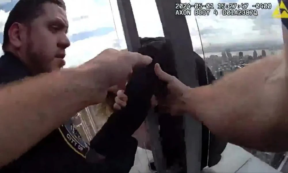Νέα Υόρκη: Επιχείρηση διάσωσης γυναίκας - Απειλούσε να πέσει από ουρανοξύστη (βίντεο)